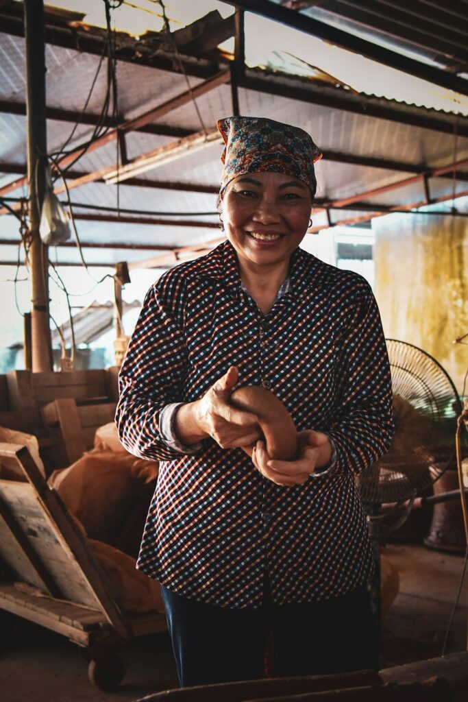 Ceramista sonriente con una pieza en su taller