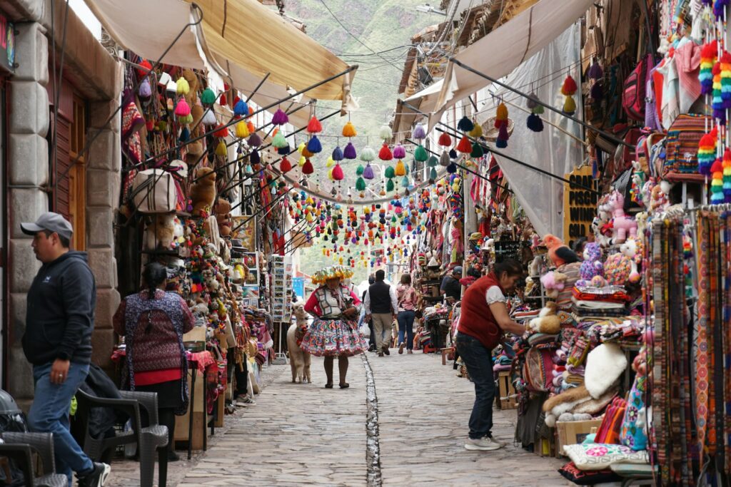 Calle de mercado con puestos de colores