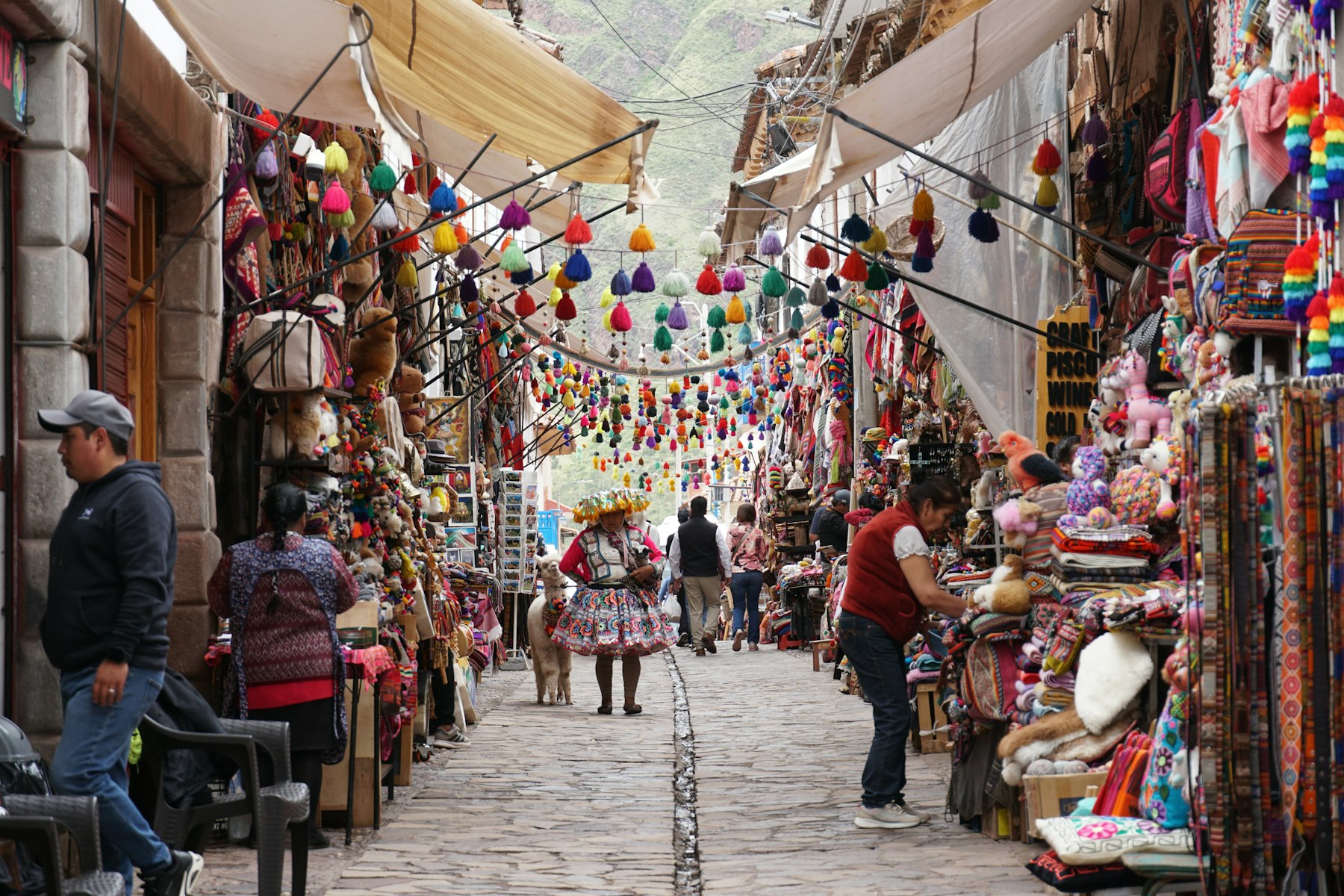 Calle de mercado con puestos de colores