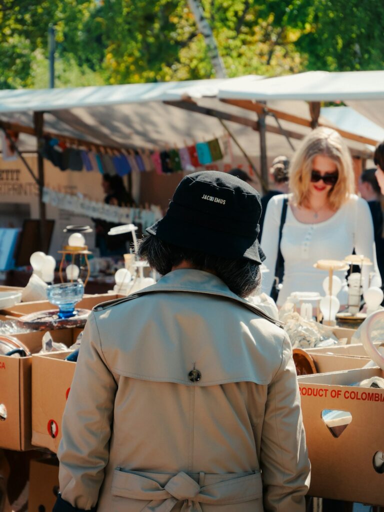 Persona recorriendo los puestos de un mercado